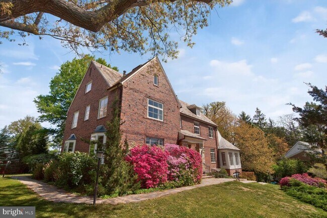 Building Photo - 5553 Little Falls Rd