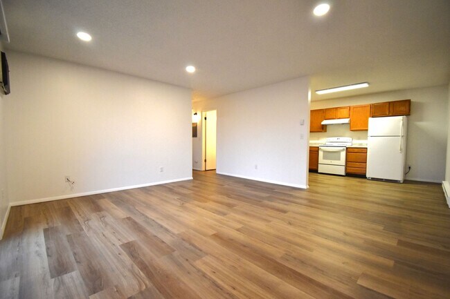 Building Photo - Newly Renovated! Top floor apartment! Close to MSU and downtown!