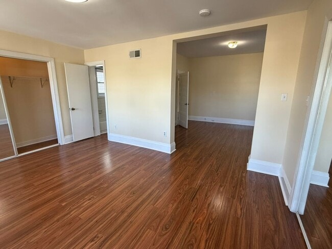 Building Photo - Spacious 3BR / 2BA apartment with ensuite bath and in-unit laundry