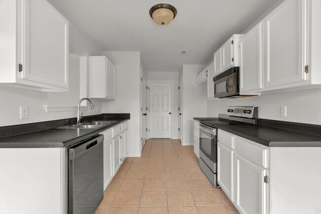Building Photo - Fresh 3 Bed 2 Bath home in great location!
