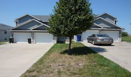 3231-37 SW Iron Creek Dr - 3201-3237 SW Iron Creek Dr