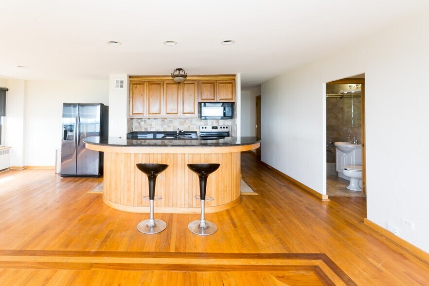 Primary Photo - 4180 N Marine Dr