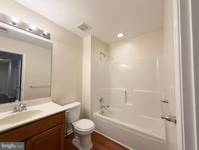 Building Photo - 10 S Meadow Ct
