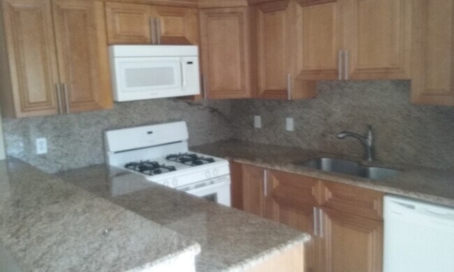 Building Photo - 2420 Waterside Dr