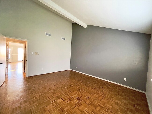 Building Photo - 3119 Lakeside Dr