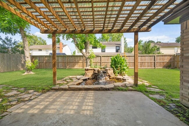 Building Photo - 710 Lochnell Dr