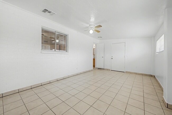 Building Photo - 3 bedroom home!