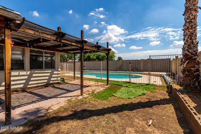 Building Photo - 4001 W Libby St