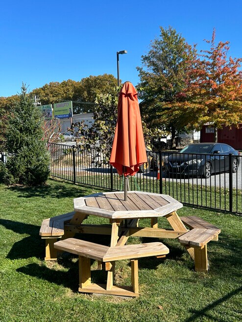 Building Photo - 550 New Holland Ave