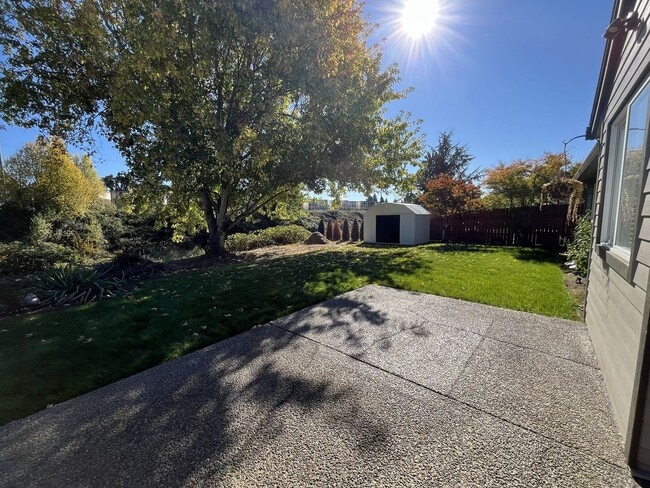 Building Photo - Beautiful Single-Level 3 Bedroom Home with Modern Kitchen and Open Floor Plan