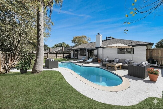 Building Photo - 22810 Deville Dr