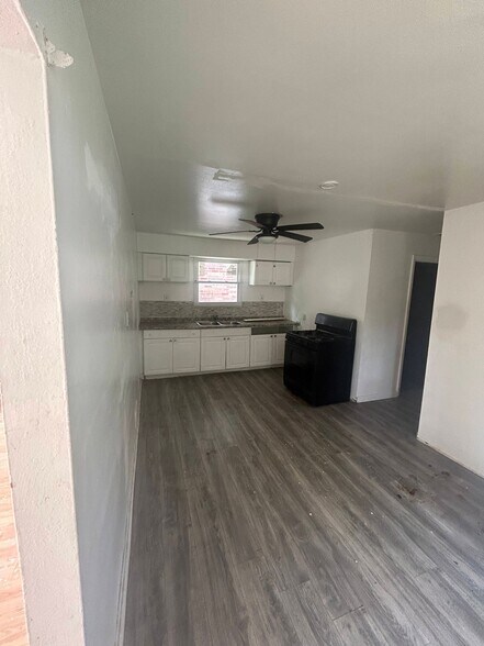 Building Photo - 4211 Ravenwood Ave