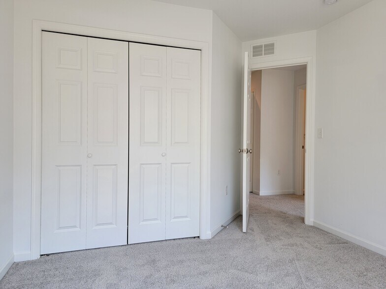 Building Photo - 10 Glenbrook Ct
