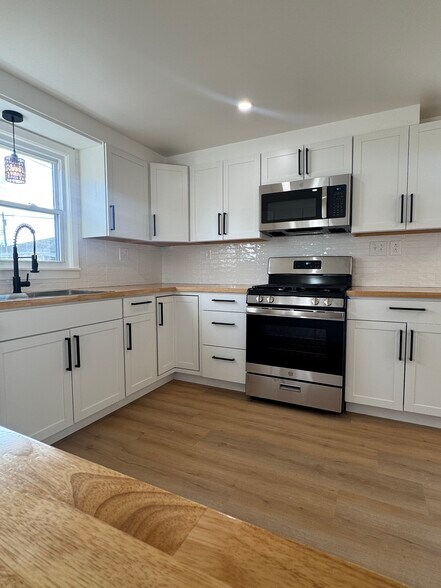 Kitchen - 249 Dunlop Ave