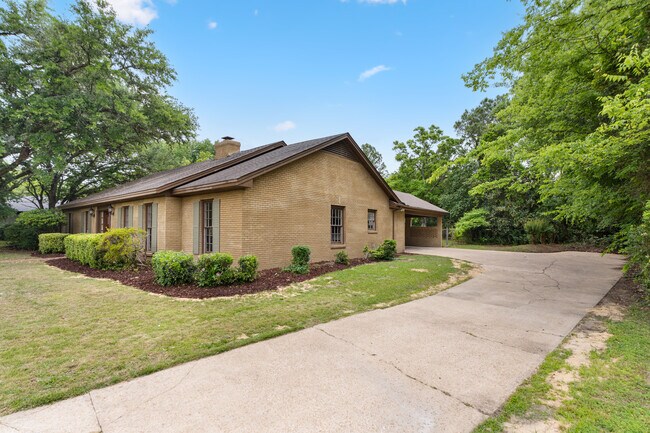 Building Photo - 2451 Belcher Dr