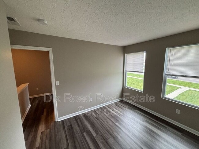 Building Photo - 424 W Kemper Rd