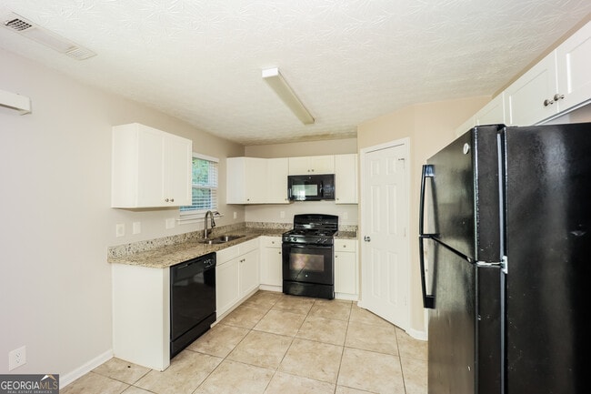 Building Photo - 9510 Lakeview Rd