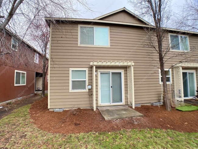 Building Photo - Bright 3 BR - 3 BA Townhouse in Redmond