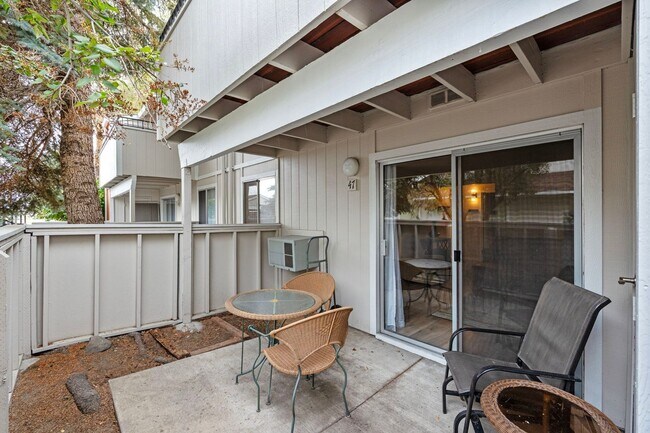 Building Photo - Fully Furnished 1BR/1BA Condo in Carson City