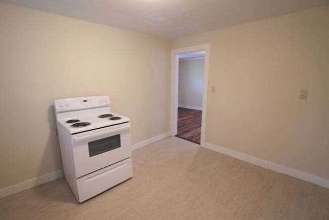 Building Photo - Cozy 2 Bedroom, 1 Bath Garage Apartment in...