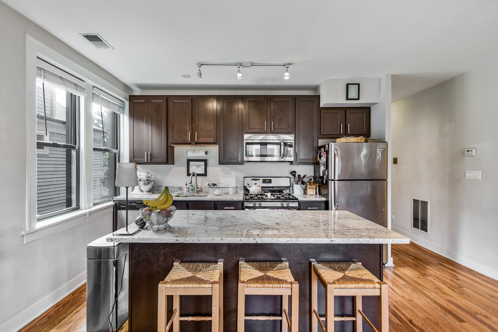 Building Photo - 2235 W Wilson Ave