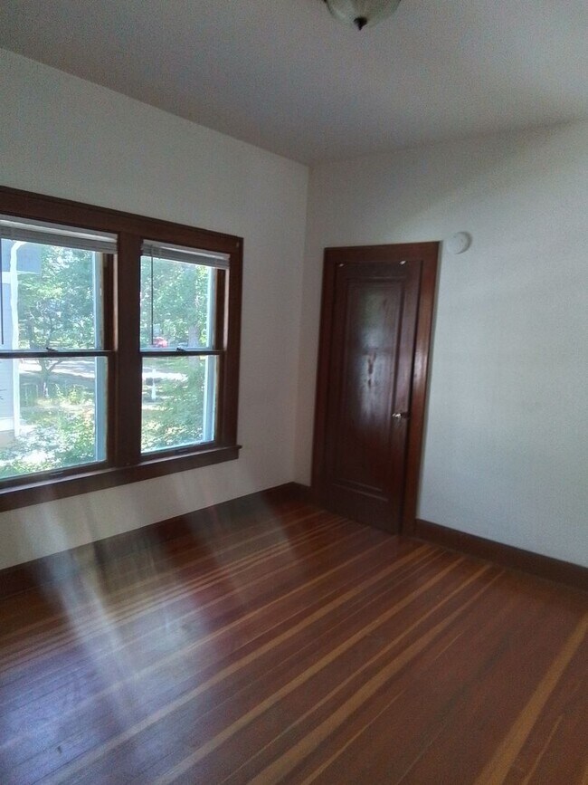 Building Photo - 4 Bedroom close to downtown, bike and walk...
