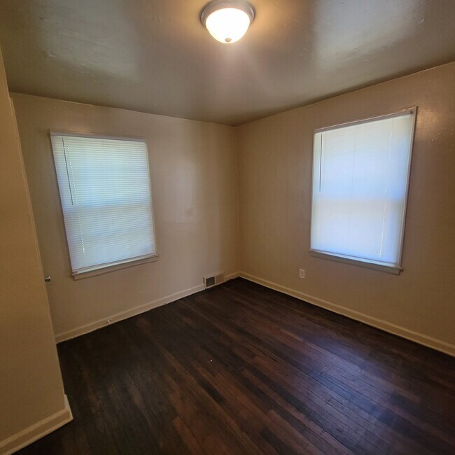 Building Photo - Amazing Irvington 3BR/1BA House!