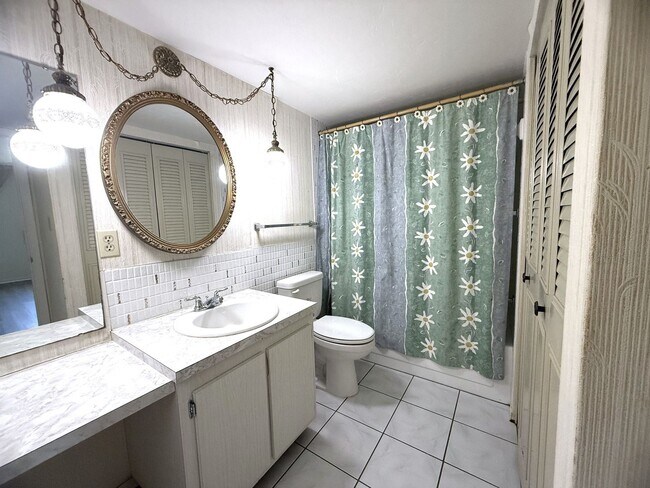 Building Photo - FIRST MONTHS RENT FREE!!! Beautiful 2 MASTER SUITE CONDO in Central Ft. Myers with Over 1200 Sqft.