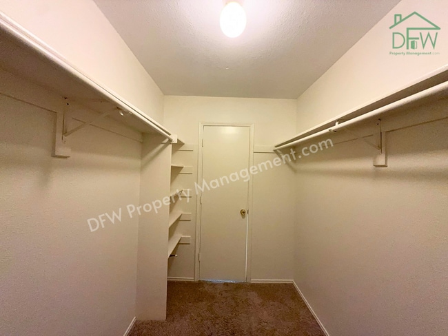 Building Photo - Charming Single-Story Home with Fireplace & Island Kitchen in Cedar Hill!