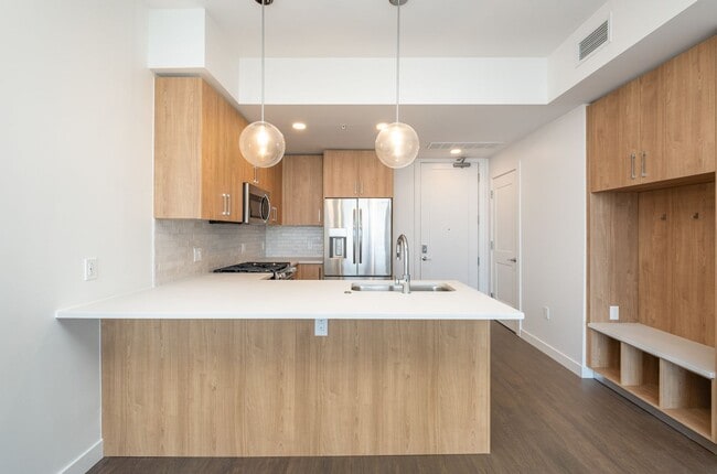 Building Photo - Luxury 1-Bedroom Condo in The Pullman – Do...