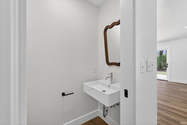 Building Photo - 4620 S Woodbine Dr