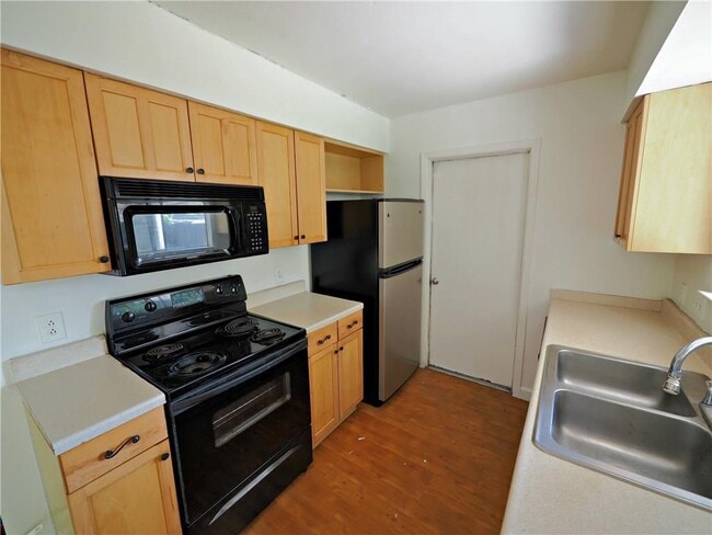 Building Photo - 1503 Meadows Dr