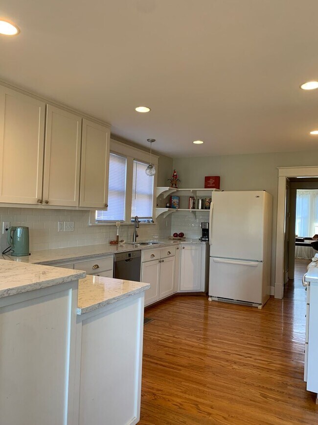 Building Photo - Charming Home in Belmont-Hillsboro Neighborhood, minutes to Vandy and Belmont, Fenced Yard