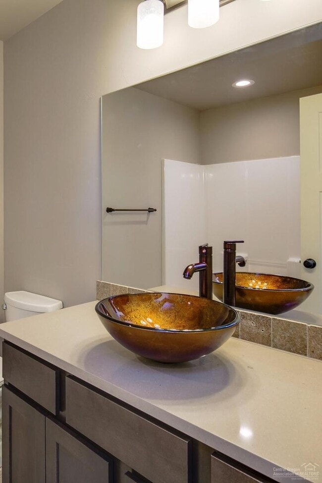 Building Photo - NW Townhome with Beautiful Finishes!