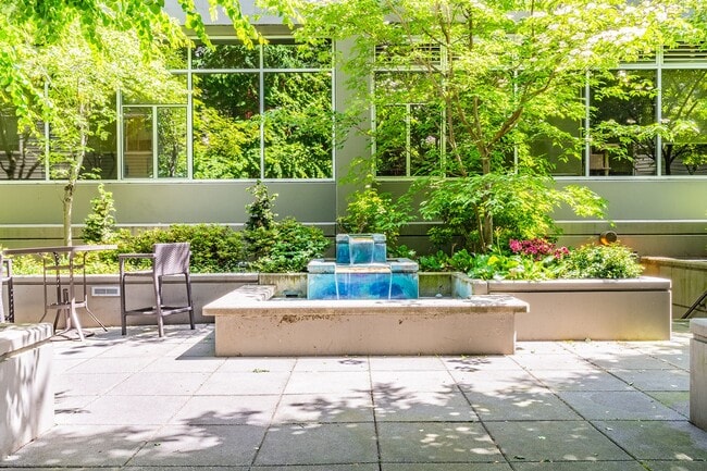 Building Photo - Huge Central Area Studio with PARKING and ...
