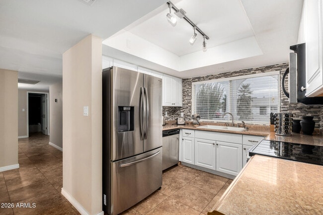 Building Photo - 2424 W Portobello Ave