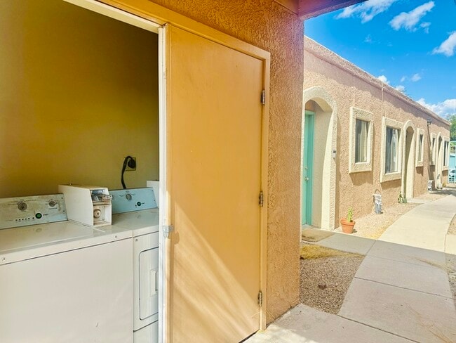 Building Photo - Spacious 1 Bedroom in Gated Community, Off...