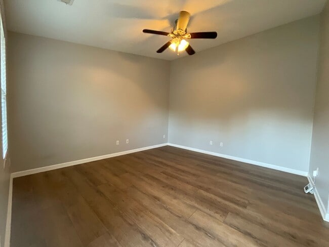 Building Photo - 3 bedroom/2 bath home