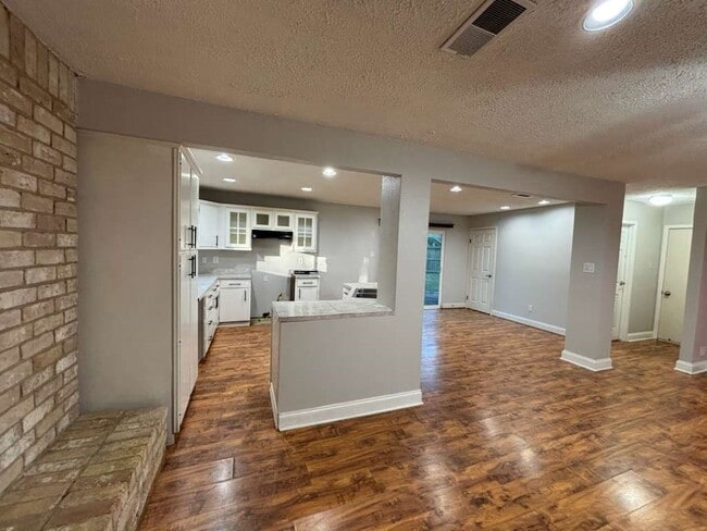 Building Photo - 2015 E Lacey Oak Cir