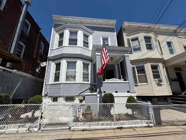Building Photo - 406 67th St