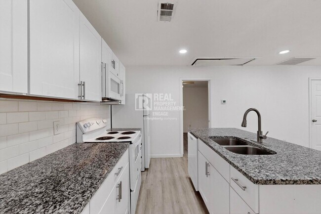 Building Photo - 631 W Baker St