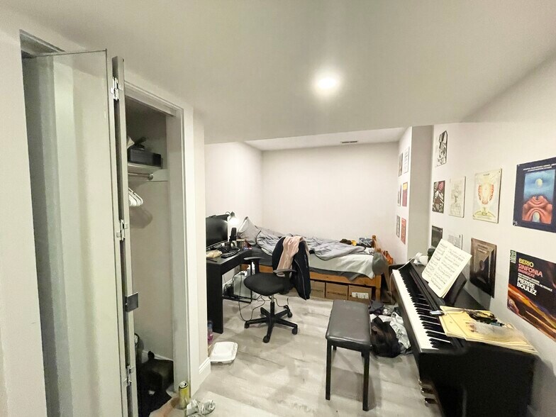 Building Photo - 27 Iroquois St