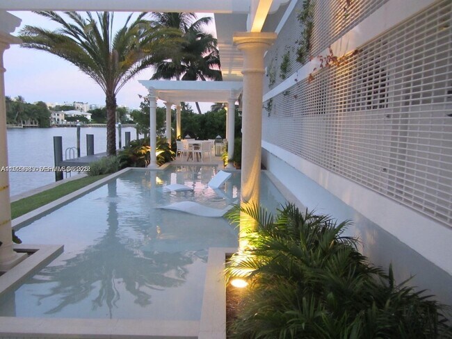 Building Photo - 9821 E Bay Harbor Dr