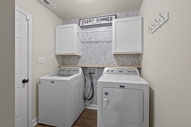 Building Photo - 3 bedroom with BONUS room in community pool neighborhood!