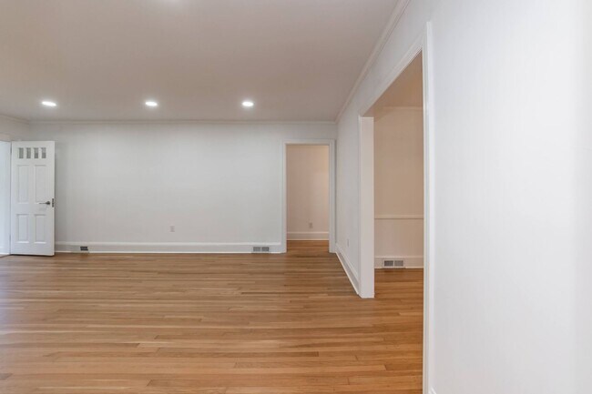 Building Photo - Sheek Updated Home With Pool!