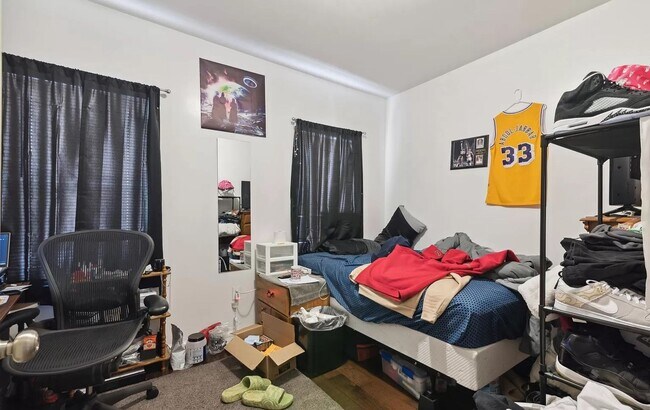 Building Photo - Stunning 6-Bedroom Townhome Near Temple University! Available August 2026!