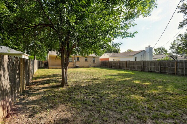 Building Photo - 912 Garver St