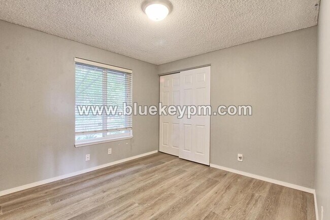 Building Photo - 3 Bed, 2 Bath Home Off SR 500 at NE 54th A...