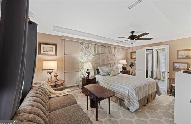 Building Photo - 724 Commodore Dr NW