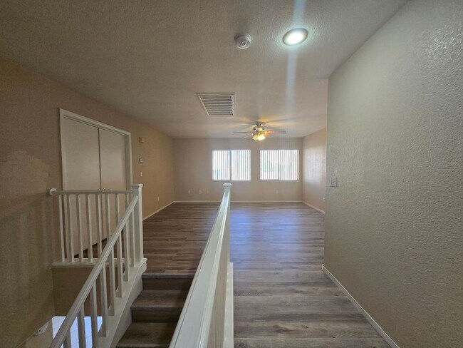 Building Photo - 2 Story Home with 5 Bedrooms